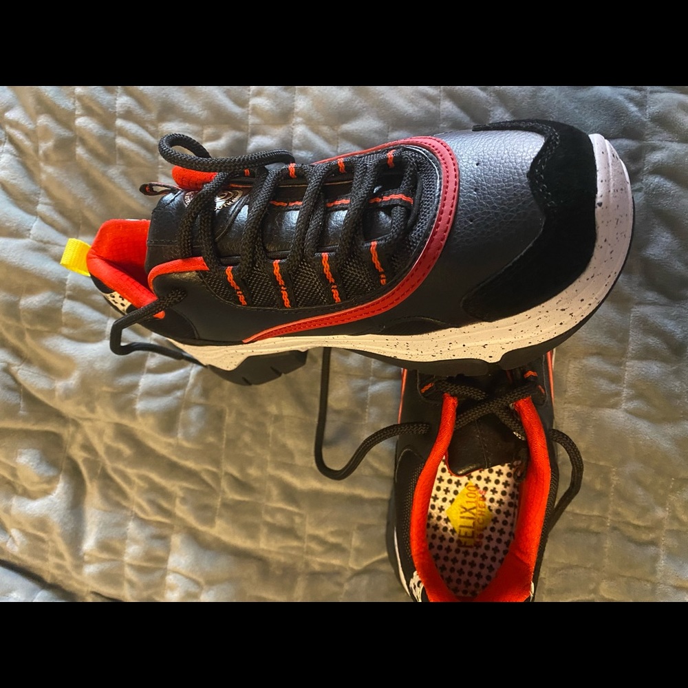 More posh! Sketchers sneakers. Black red yellow.